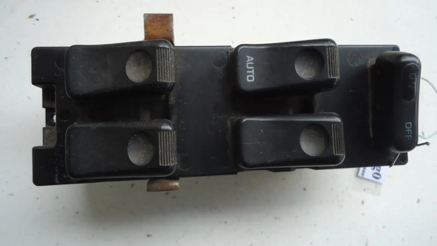 Кнопка стеклоподъемника переднего левого к Mazda 626 1995