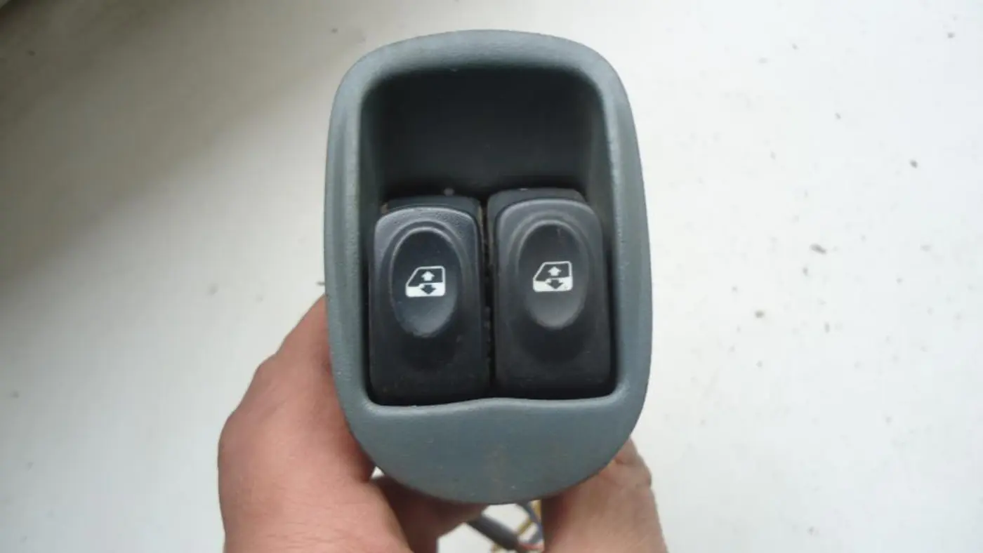 Кнопка стеклоподъемника переднего левого к Renault Scenic 1998