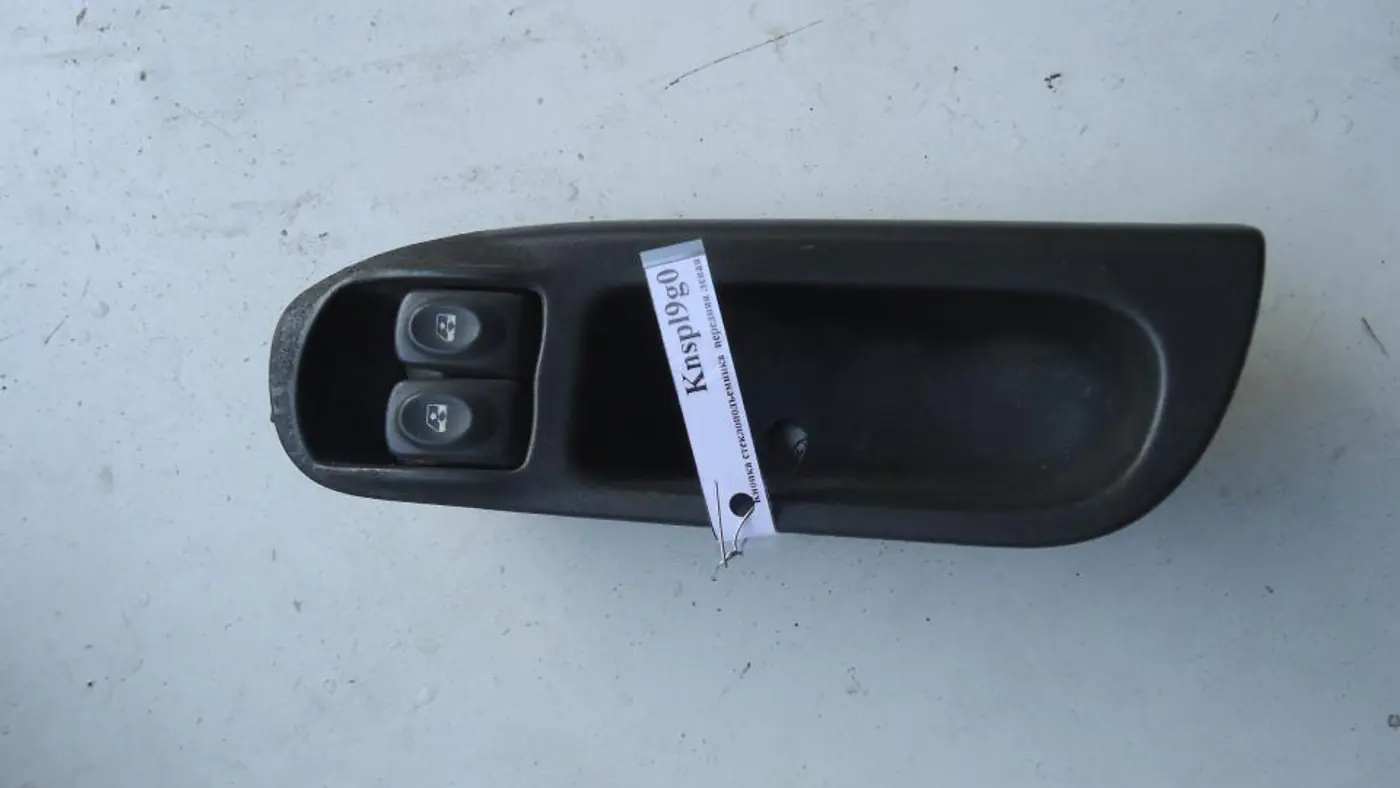 Кнопка стеклоподъемника переднего левого к Renault Scenic 2000