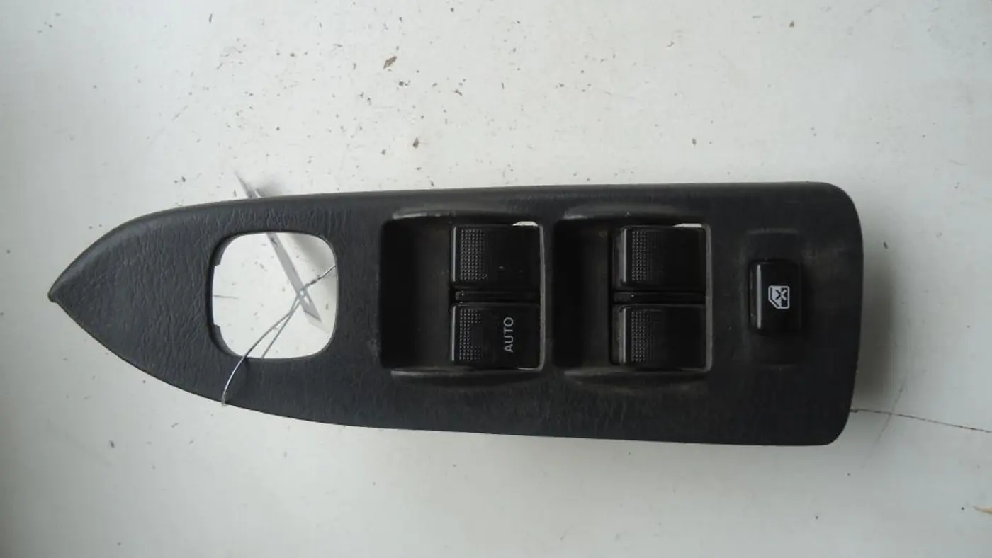 Кнопка стеклоподъемника переднего левого к Mazda 626 1998