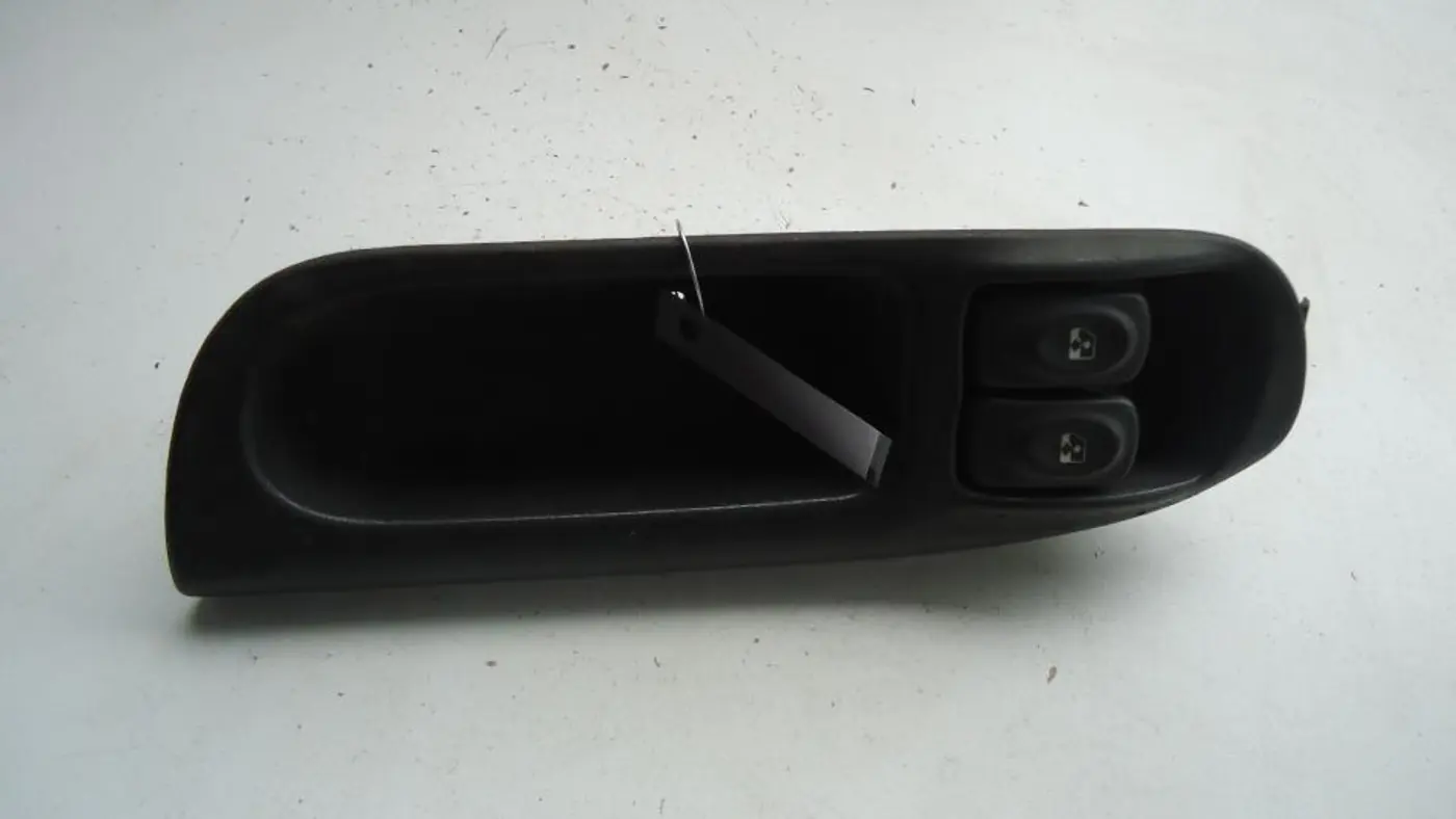 Кнопка стеклоподъемника переднего левого к Renault Scenic 2000