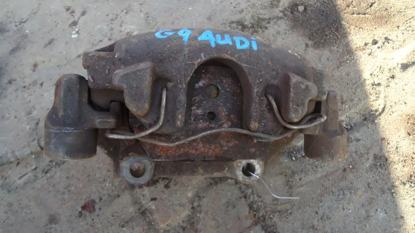 Суппорт передний правый к Audi 100 1992