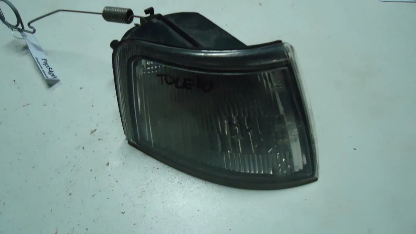 Поворотник правый к SEAT Toledo 1997