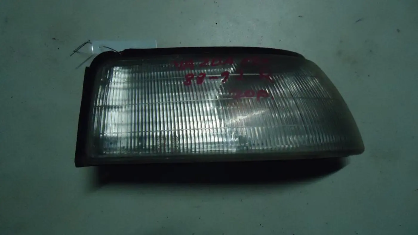Поворотник правый к Mazda 626 1989