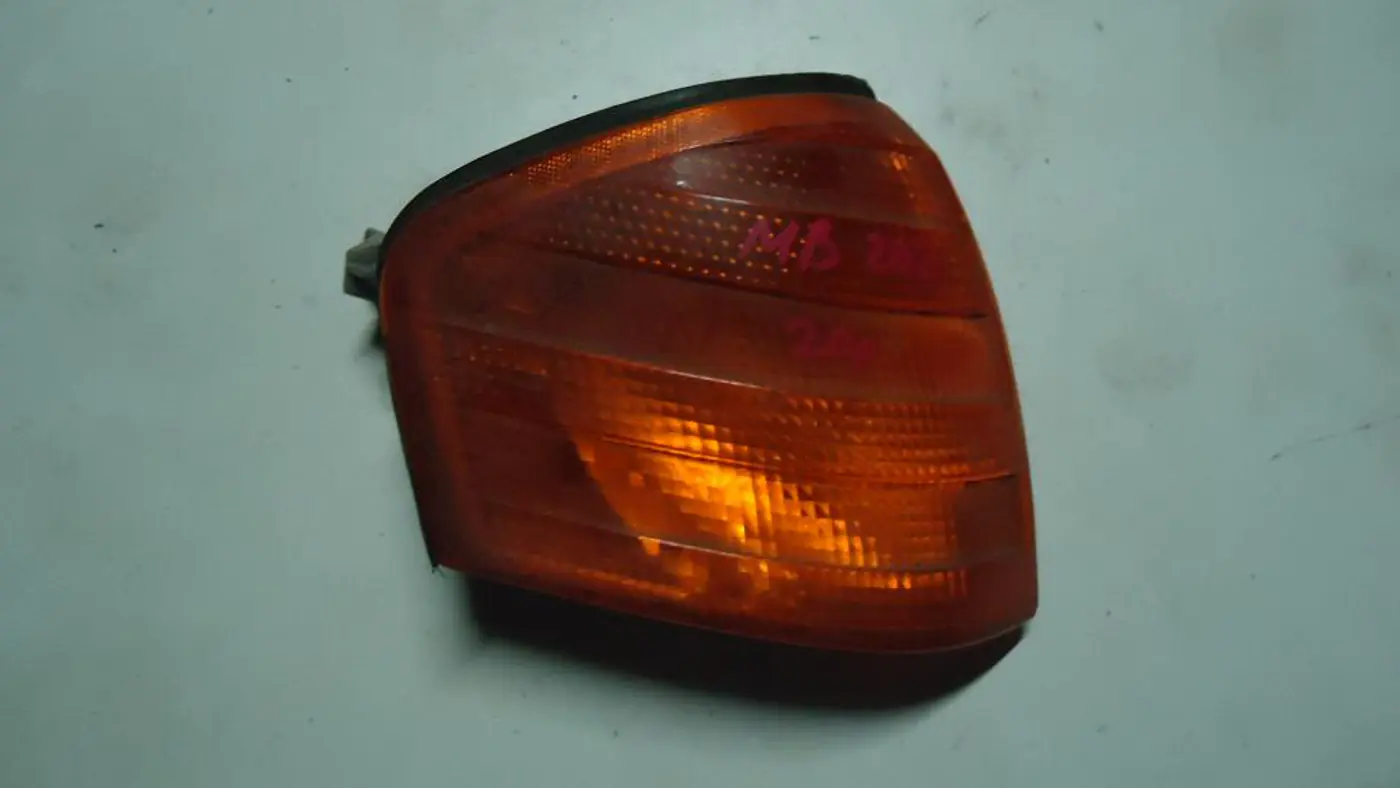 Поворотник правый к Mercedes-Benz 100 1995