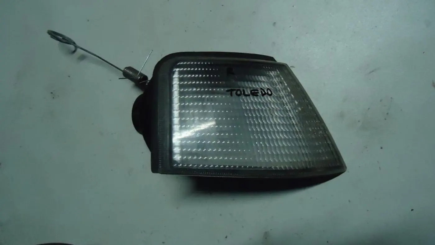 Поворотник правый к SEAT Toledo 1994