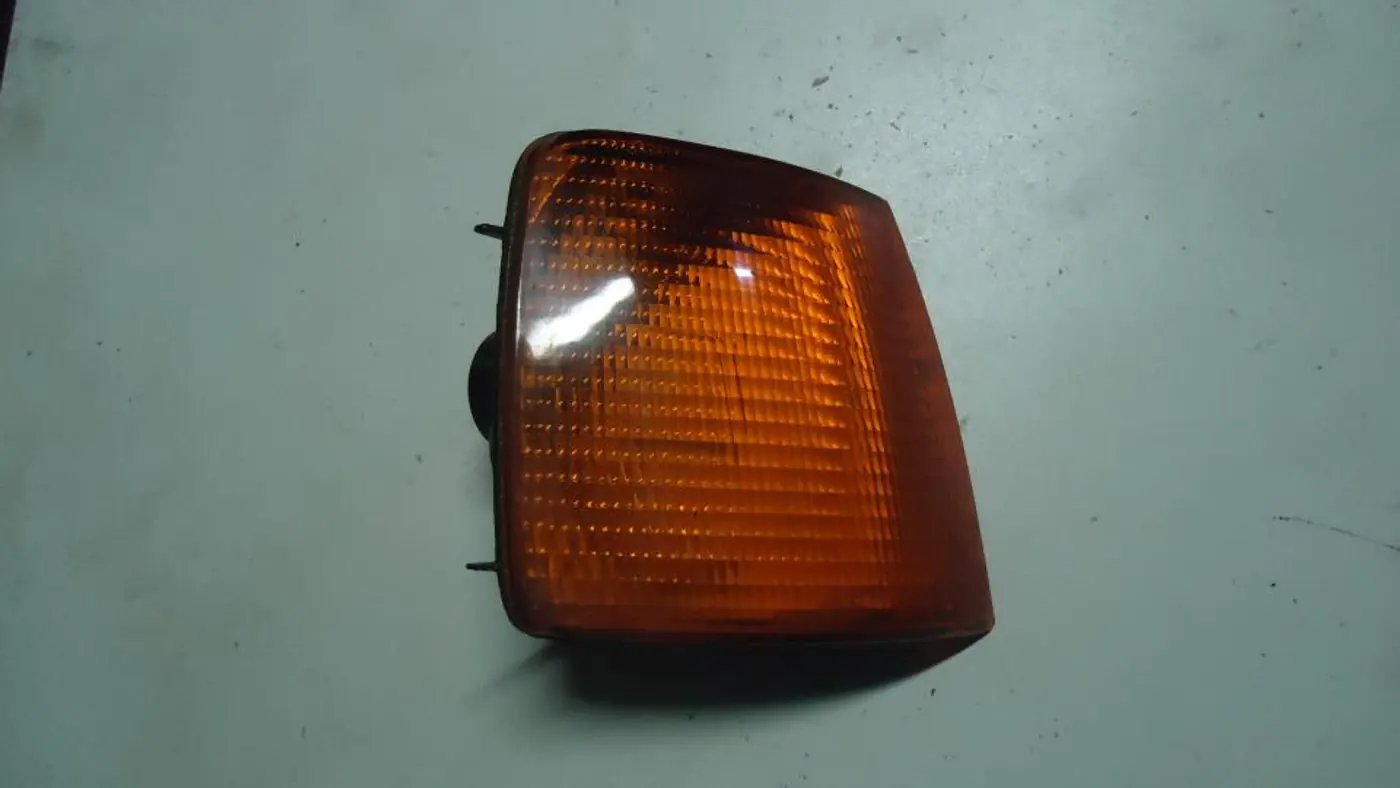 Поворотник правый к Volkswagen Passat 1989