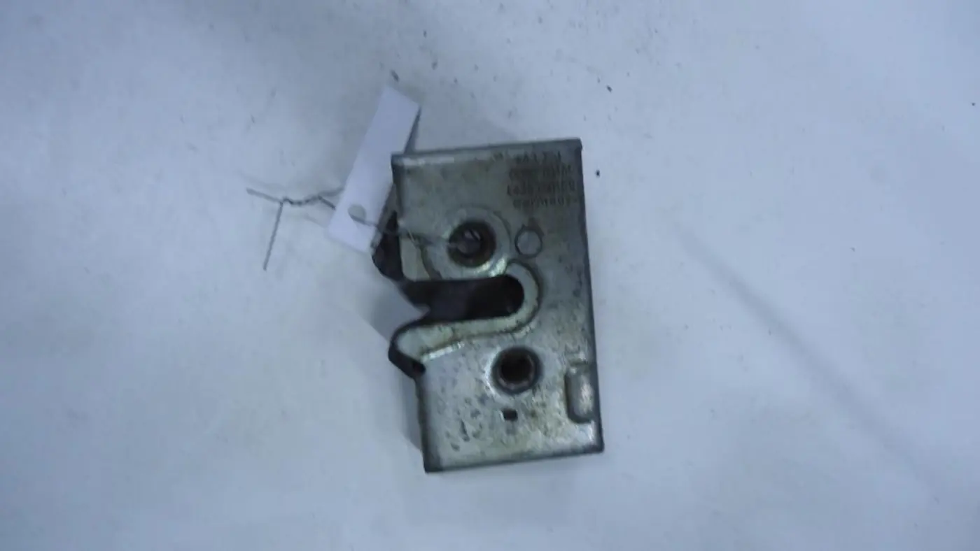 Замок двери передней правой к Audi 100 1989