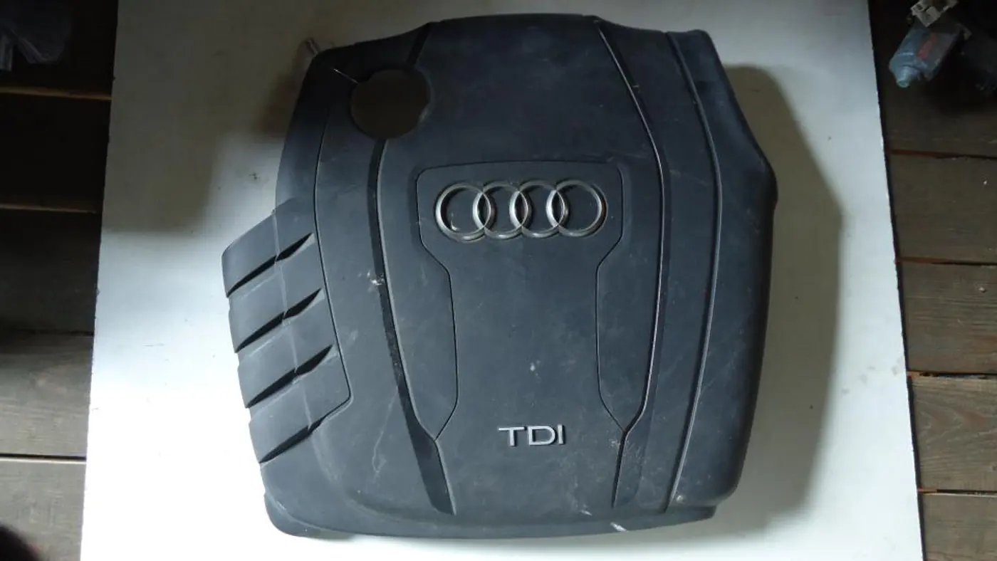 Декоративная крышка двигателя  к Audi A4 2012