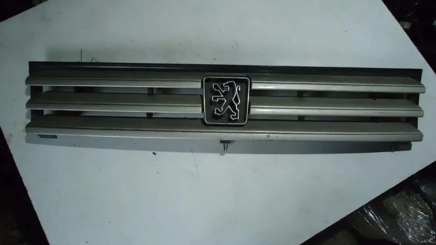 Решетка радиатора к Peugeot 309 1990
