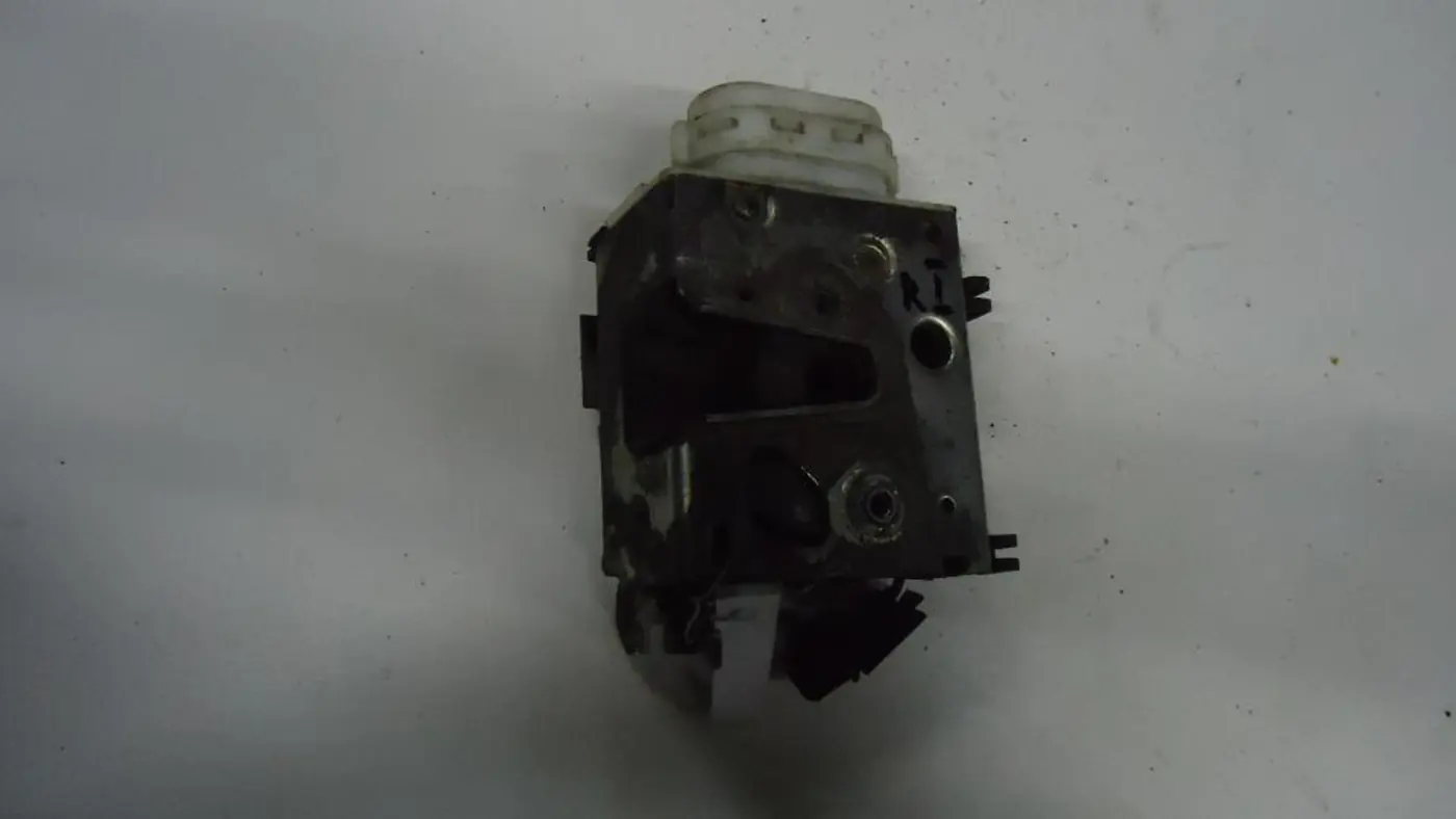 Замок двери передней правой к Audi 100 1992
