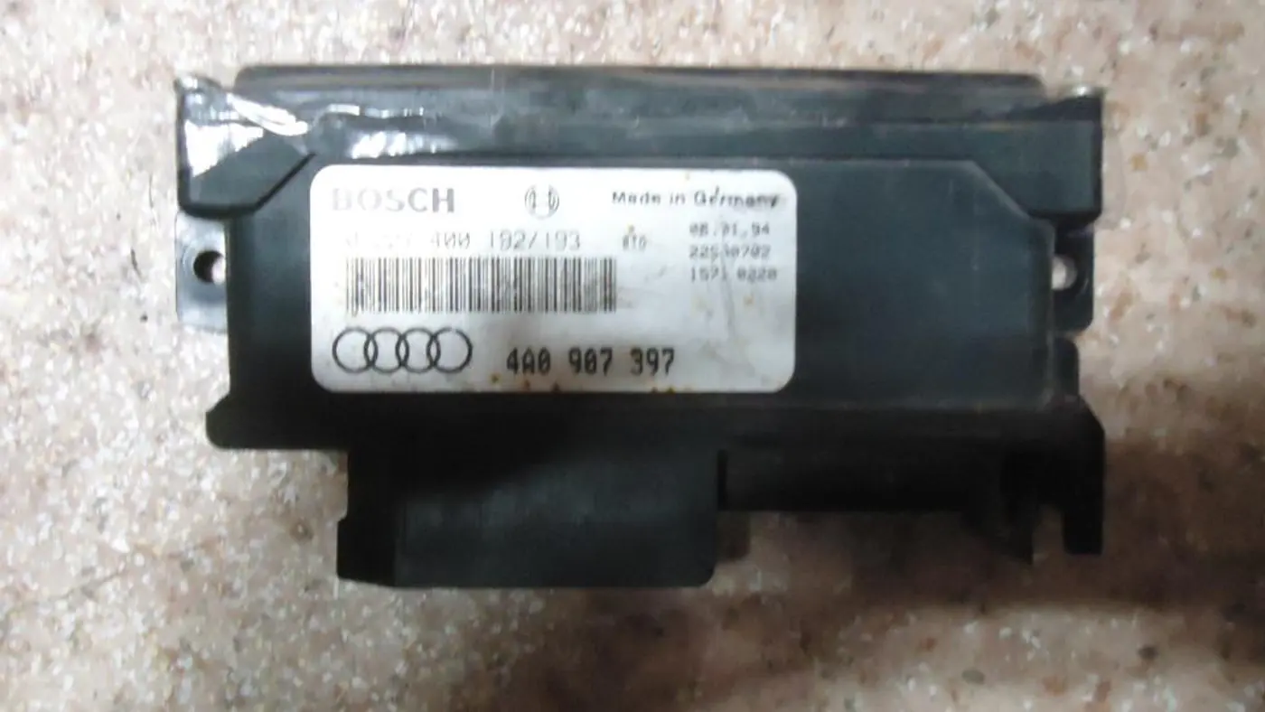 Блок управления двигателем к Audi 80 1994