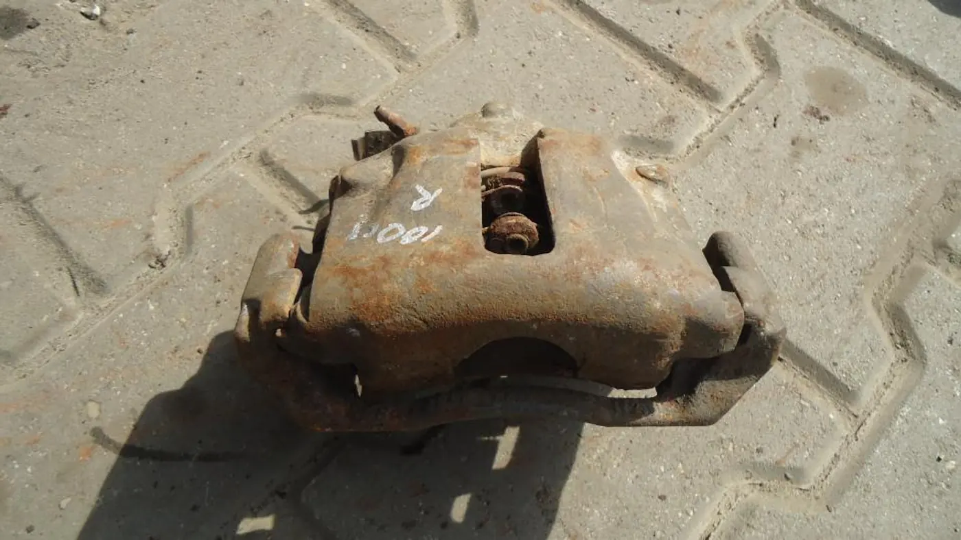 Суппорт передний правый к Audi 100 1986