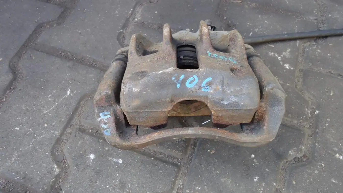 Суппорт передний левый к Peugeot 406 1997