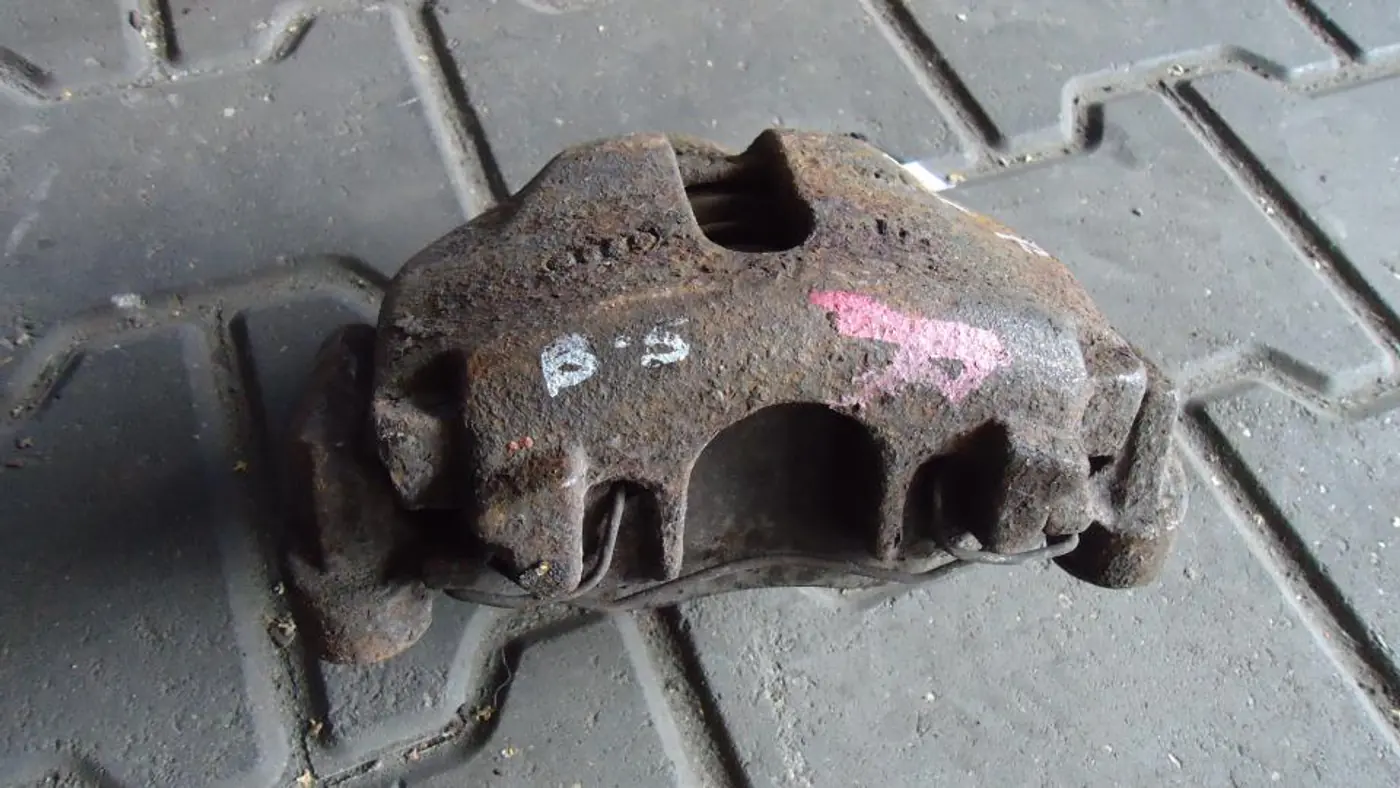 Суппорт передний правый к Volkswagen Passat 1998