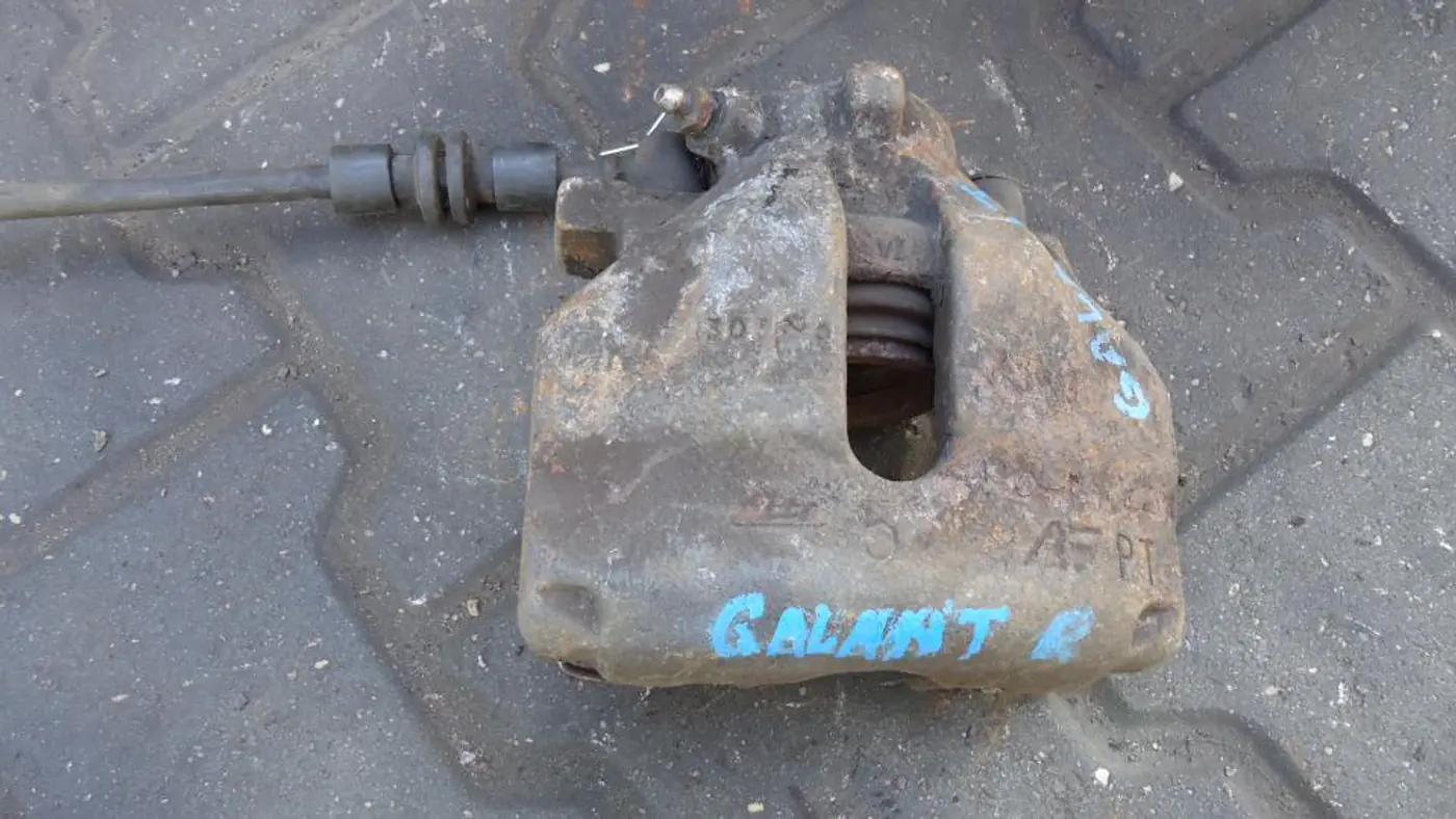 Суппорт передний правый к Mitsubishi Galant 1997