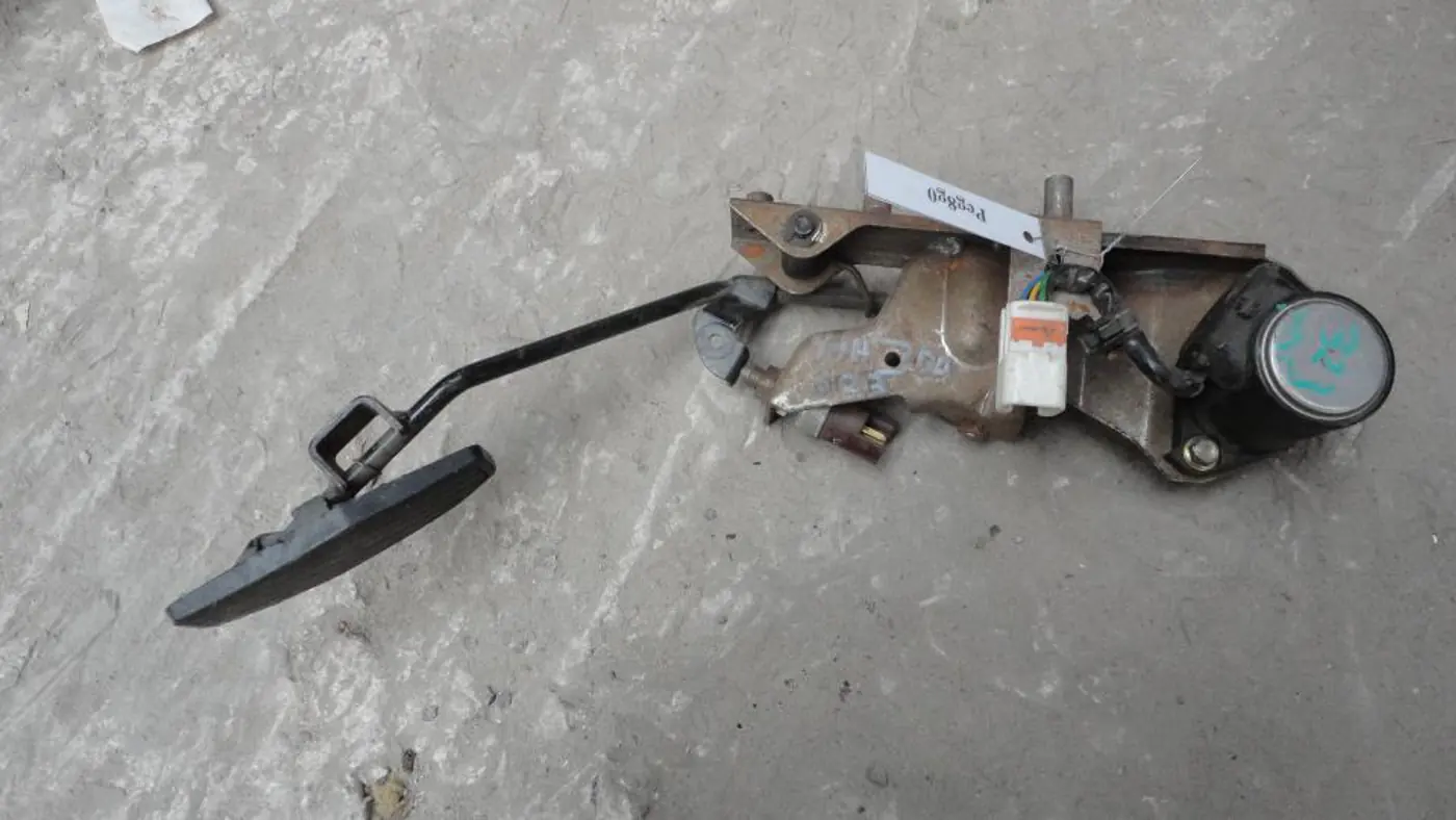 Педаль газа к Mazda 323 1998