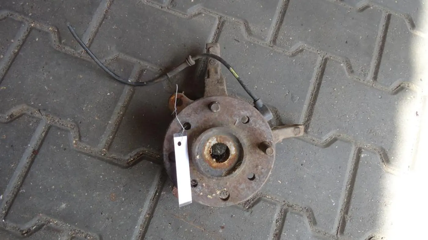 Ступица передняя левая к Mitsubishi Carisma 1997