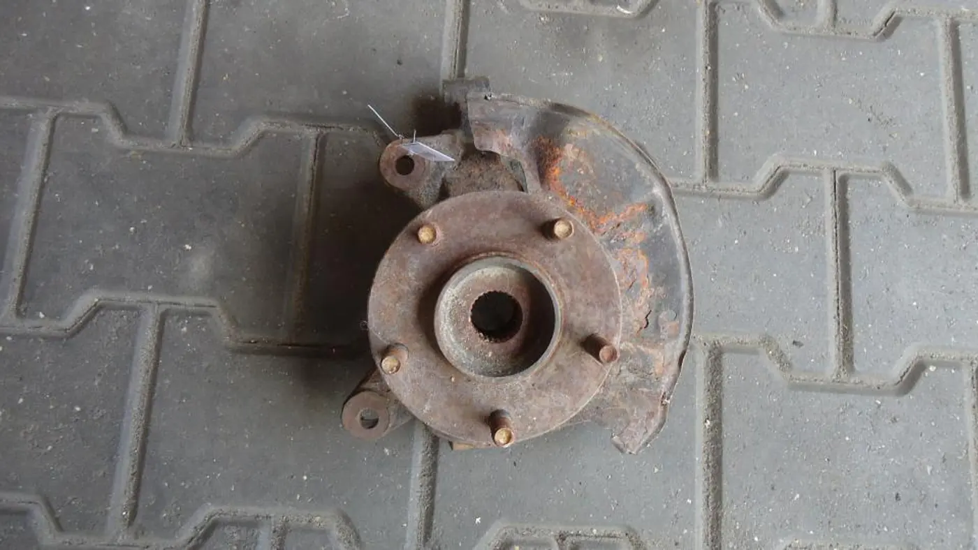 Ступица передняя левая к Mazda 626 2000