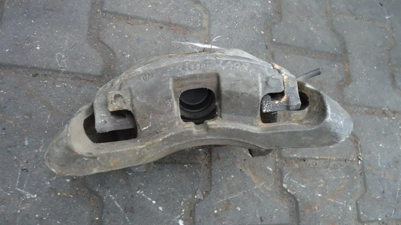 Суппорт передний правый к Audi A4 2003