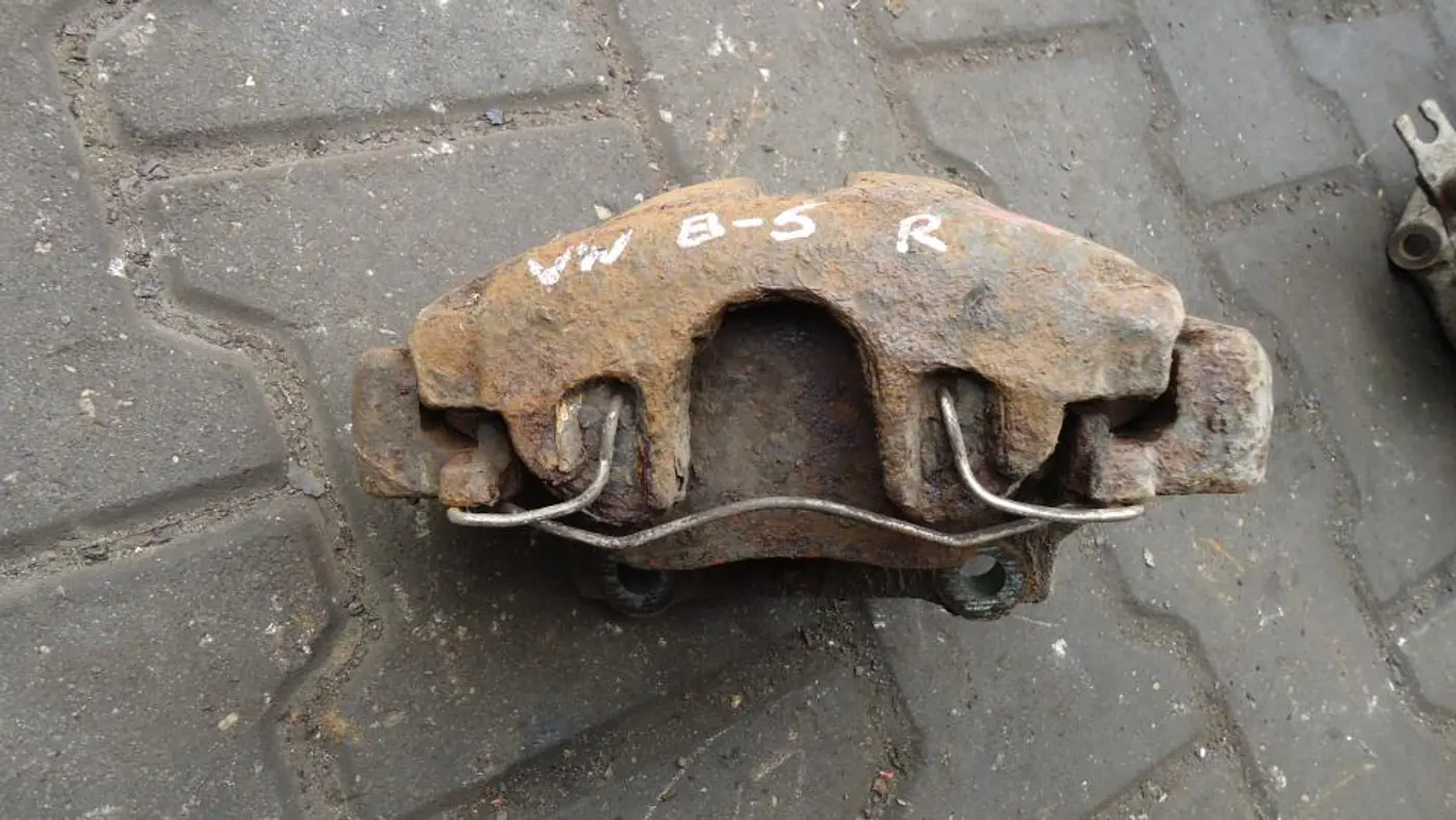 Суппорт передний правый к Volkswagen Passat 1998