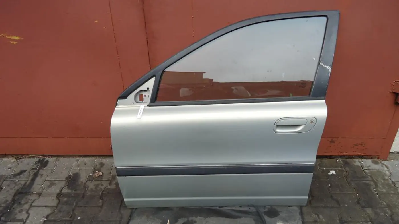 Дверь передняя левая к Volvo V70 2000