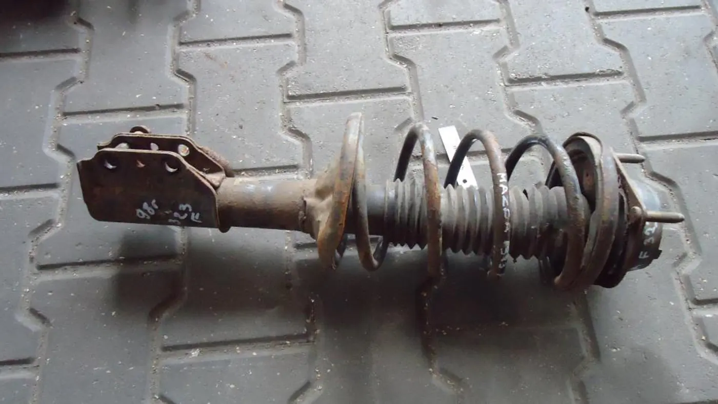 Стойка передняя левая к Mazda 323 1998
