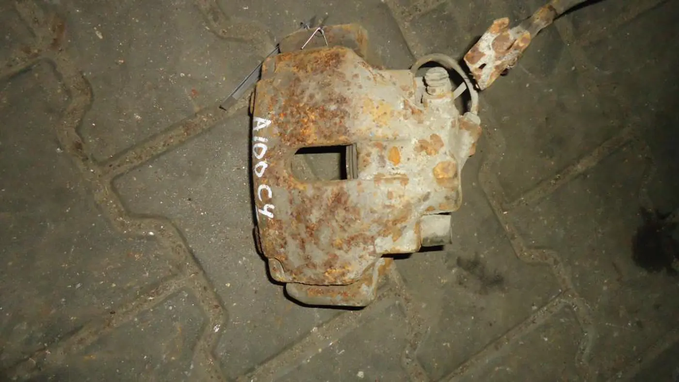 Суппорт передний правый к Audi 100 1992