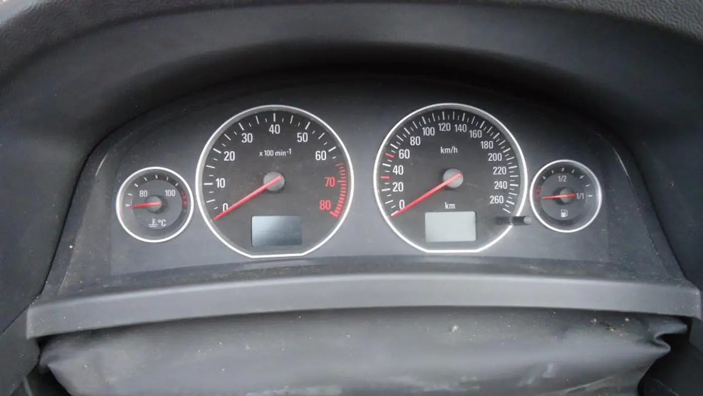 Щиток приборов (приборная панель) к Opel Vectra 2004
