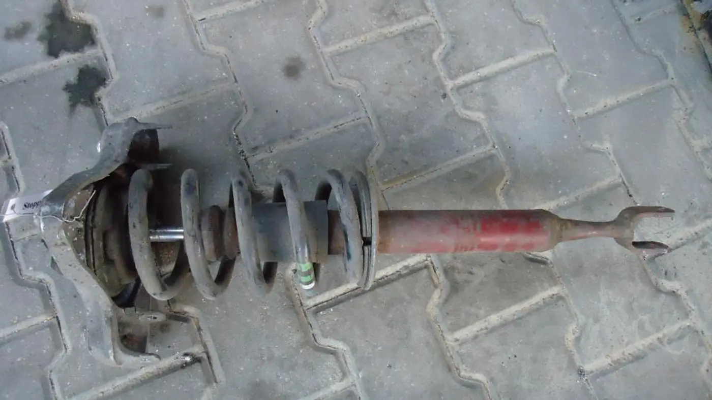 Стойка передняя правая к Audi A4 2005