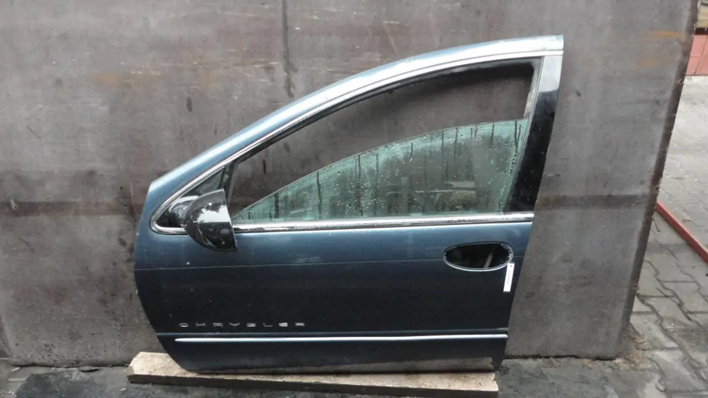 Дверь передняя левая к Chrysler 300M 2002
