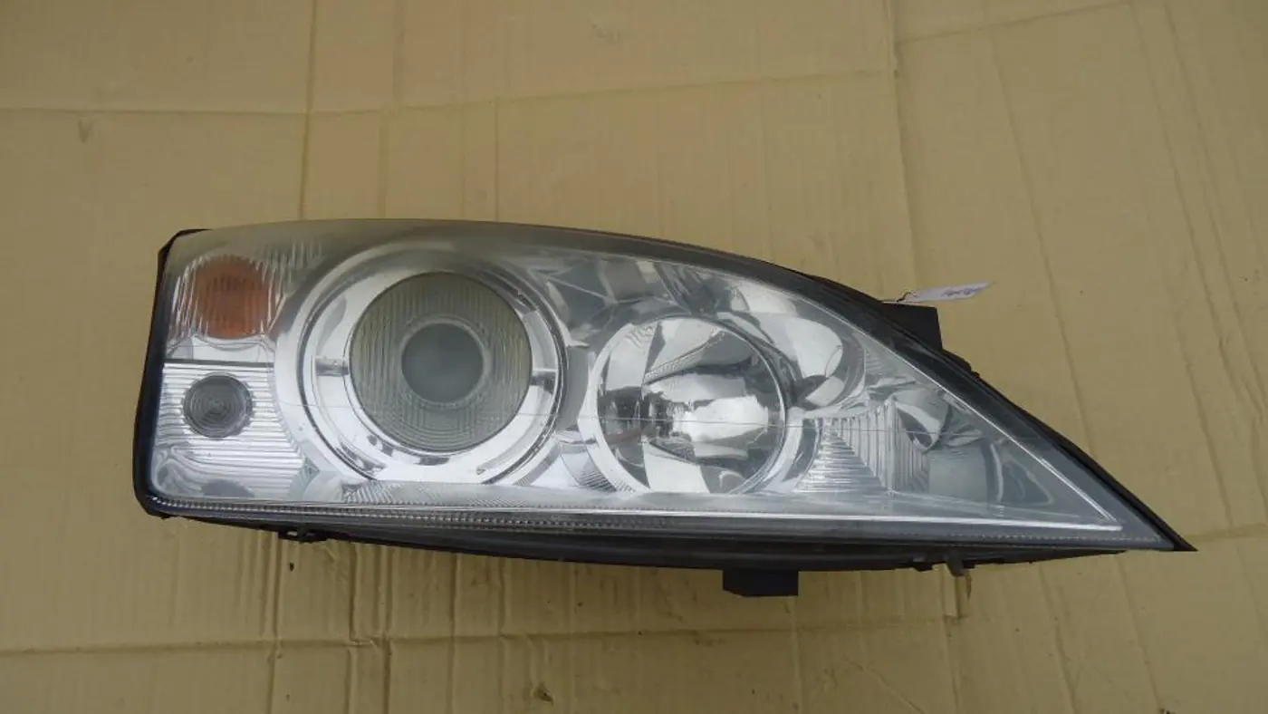 Фара правая к Ford Mondeo 2002