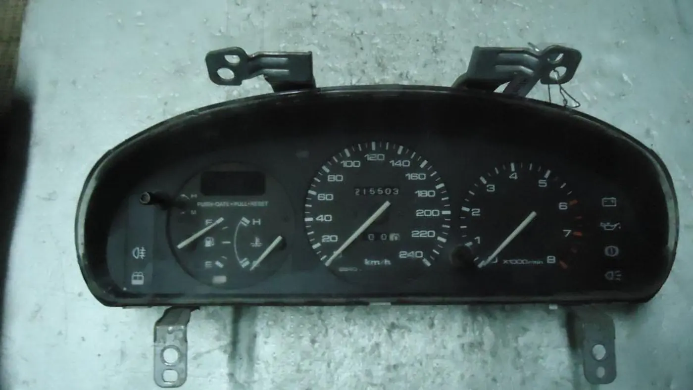 Щиток приборов (приборная панель) к Mazda 323 1992