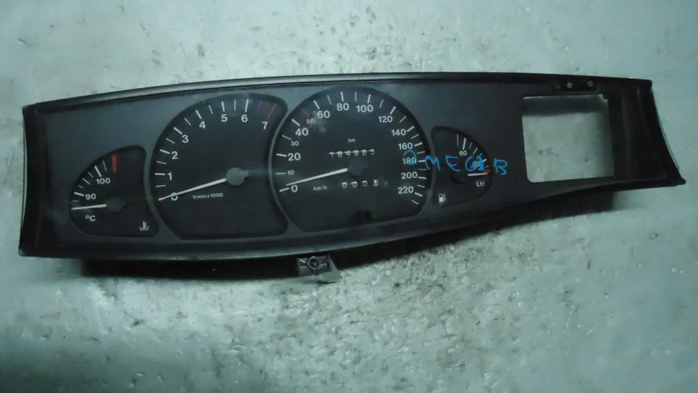 Щиток приборов (приборная панель) к Opel Omega 1996