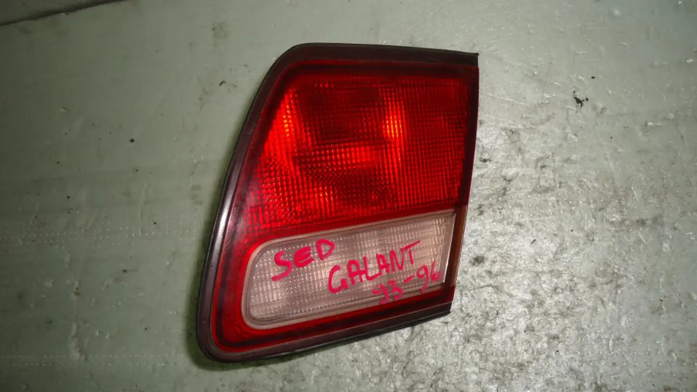 Фонарь крышки багажника правый к Mitsubishi Galant 1995