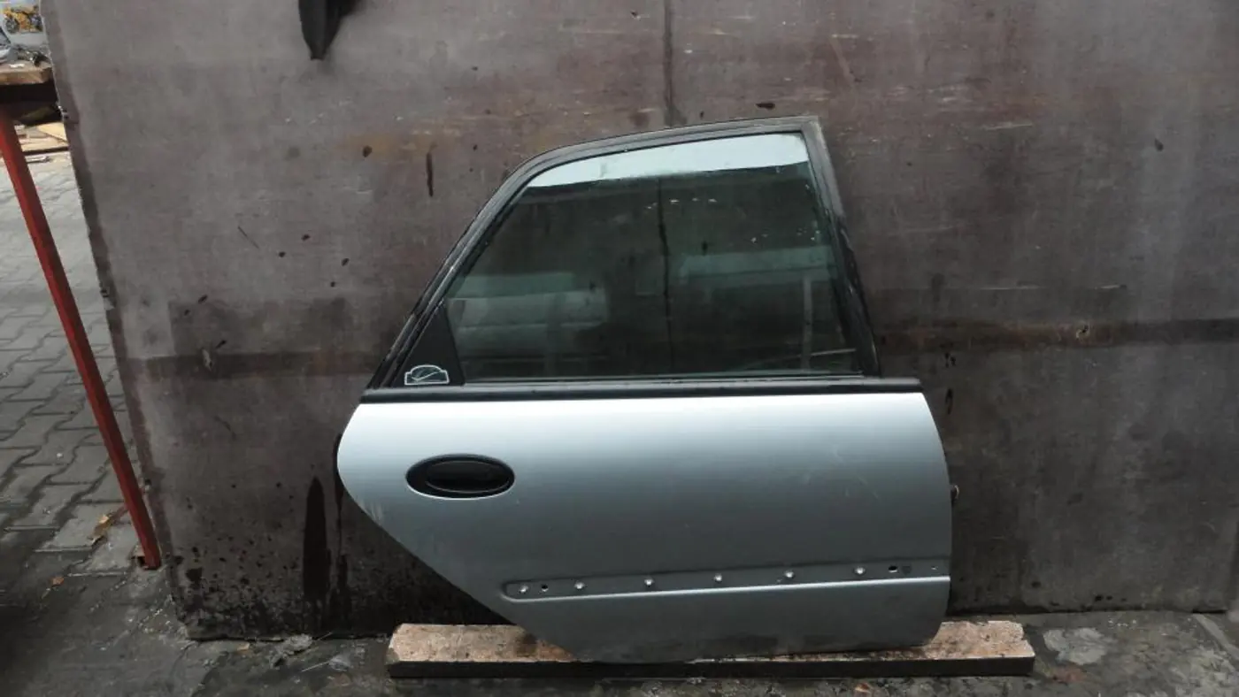 Дверь задняя правая к Renault Laguna 1993