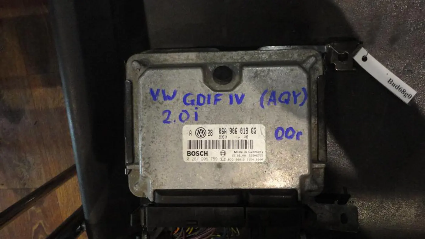 Блок управления двигателем к Volkswagen Golf 2000