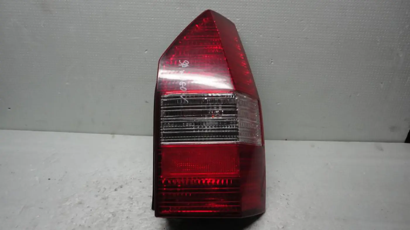 Фонарь задний правый к Mitsubishi Space Wagon 2000