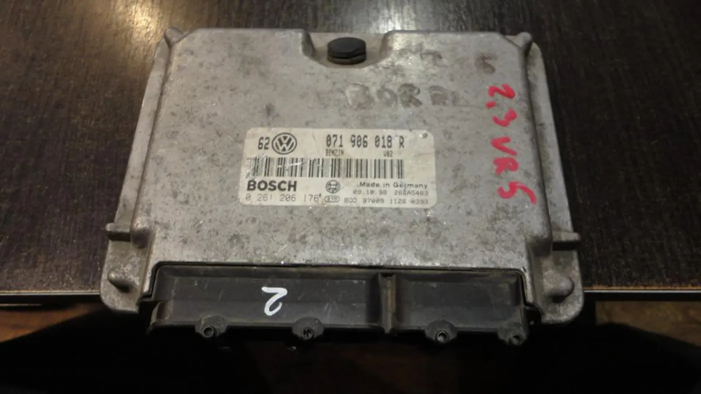Блок управления двигателем к Volkswagen Golf 2001