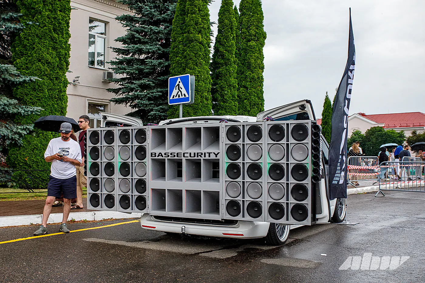 Полицейские на Ford и короли автозвука: наш репортаж с автофеста в Логойске