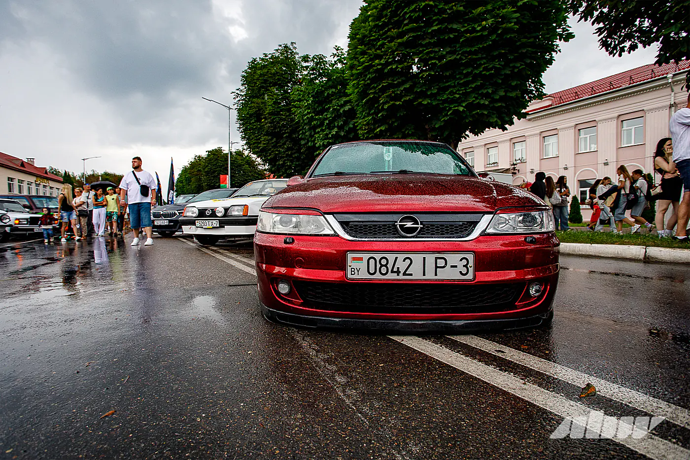 Полицейские на Ford и короли автозвука: наш репортаж с автофеста в Логойске
