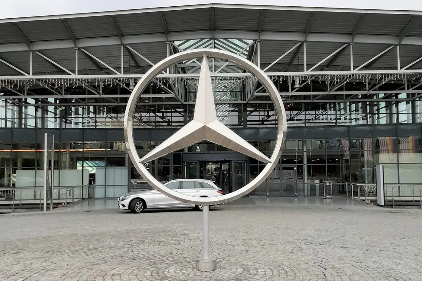Mercedes-Benz предложил сотрудникам работать больше, но за те же деньги