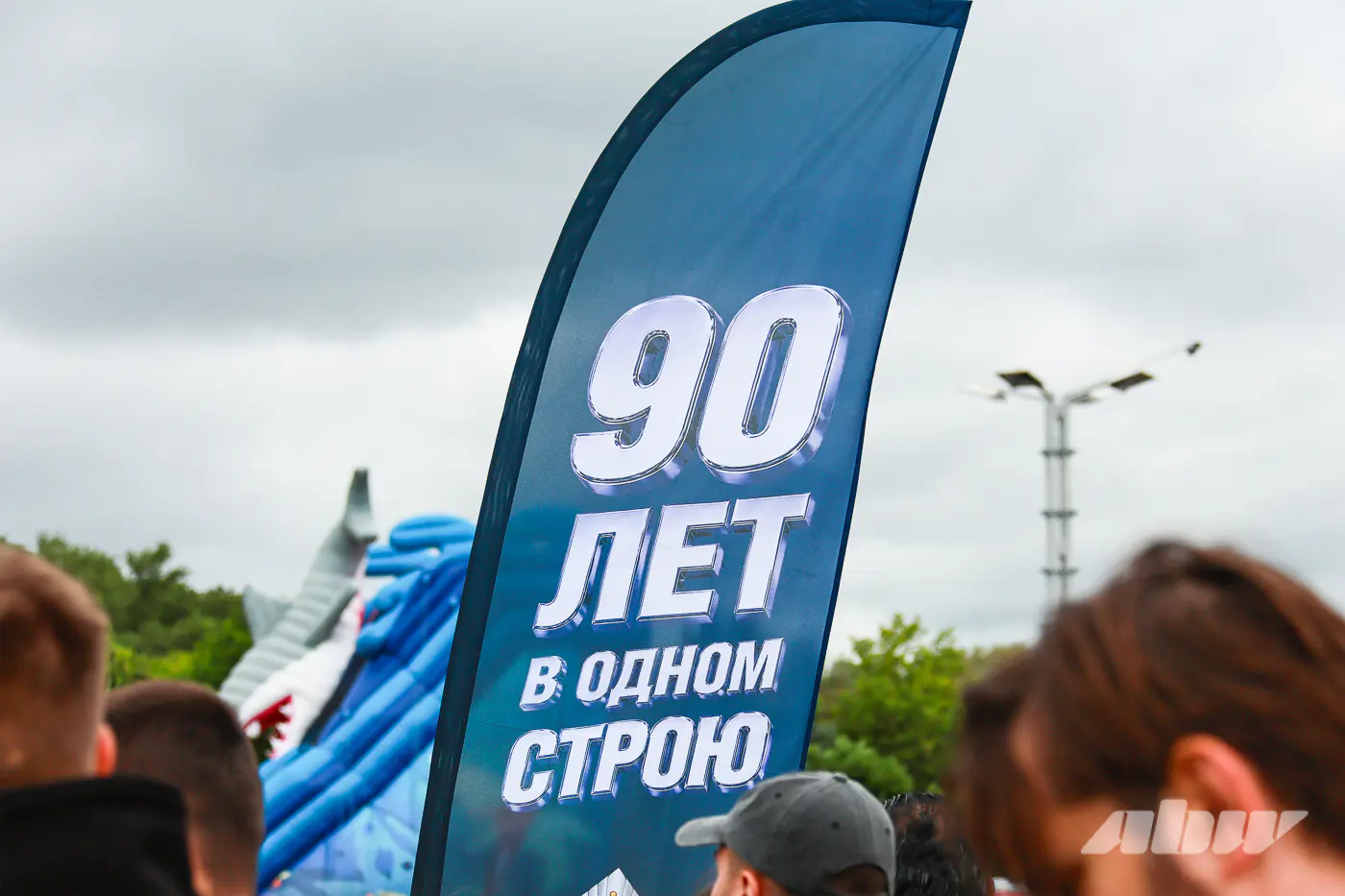 Дым, трюки и море эмоций: как отметили 90-летие ГАИ на «Тачки Show»