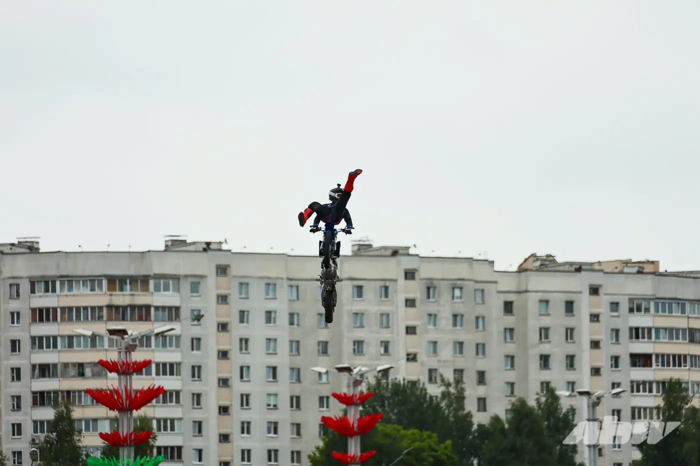 Дым, трюки и море эмоций: как отметили 90-летие ГАИ на «Тачки Show»