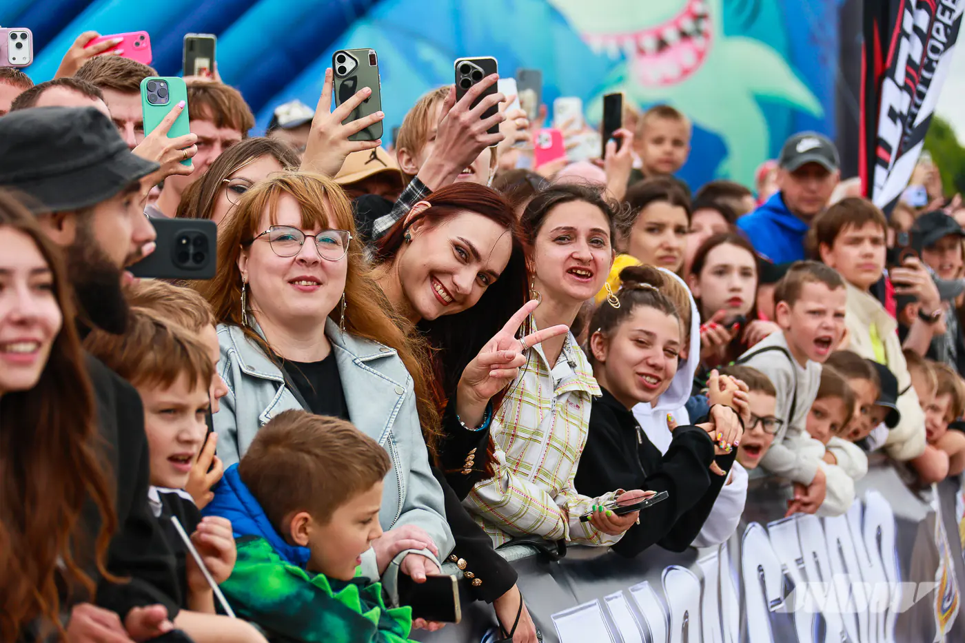 Дым, трюки и море эмоций: как отметили 90-летие ГАИ на «Тачки Show»