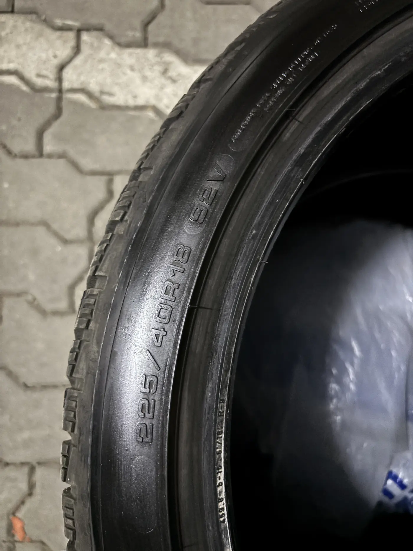 R18 225 40 Goodyear V