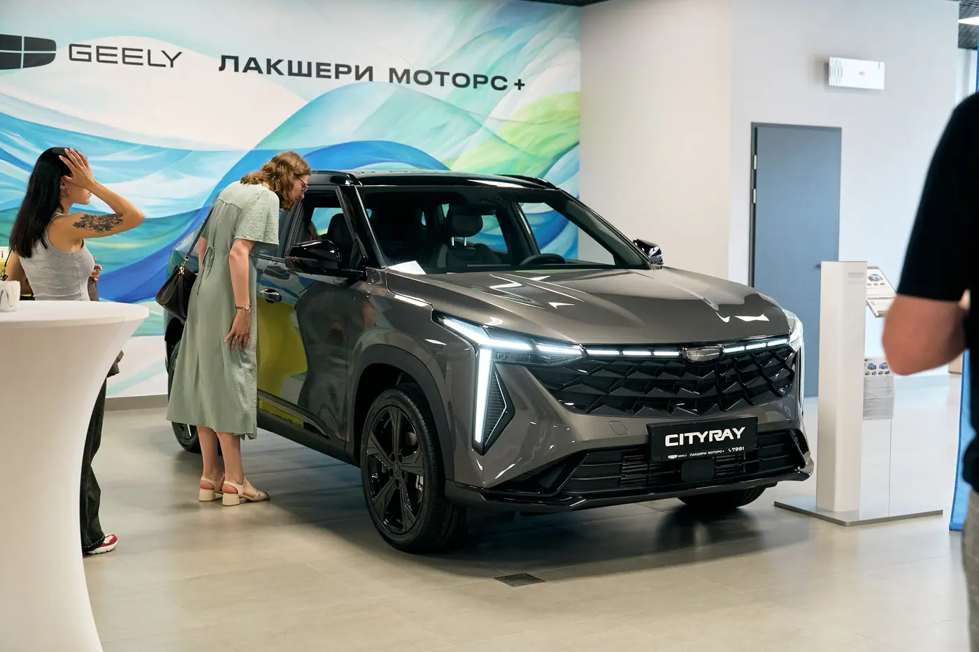 За новой машиной больше не надо ехать на такси: в центре Минска открылся салон Geely и BELGEE