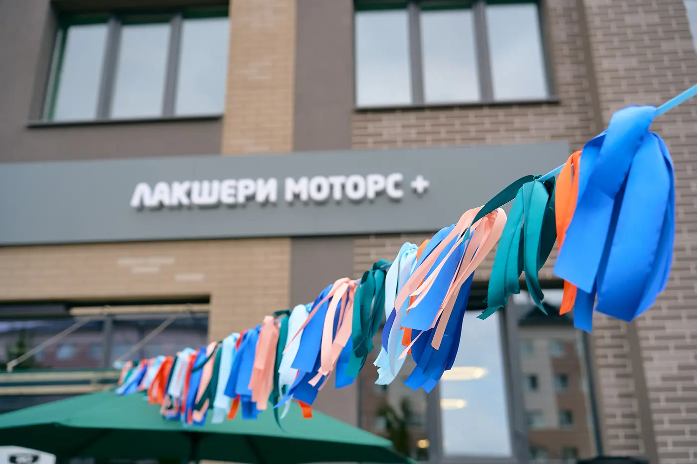 За новой машиной больше не надо ехать на такси: в центре Минска открылся салон Geely и BELGEE
