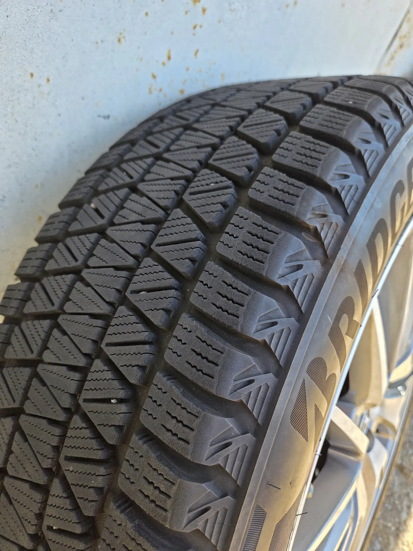 R20 235 55 Bridgestone DM-V3