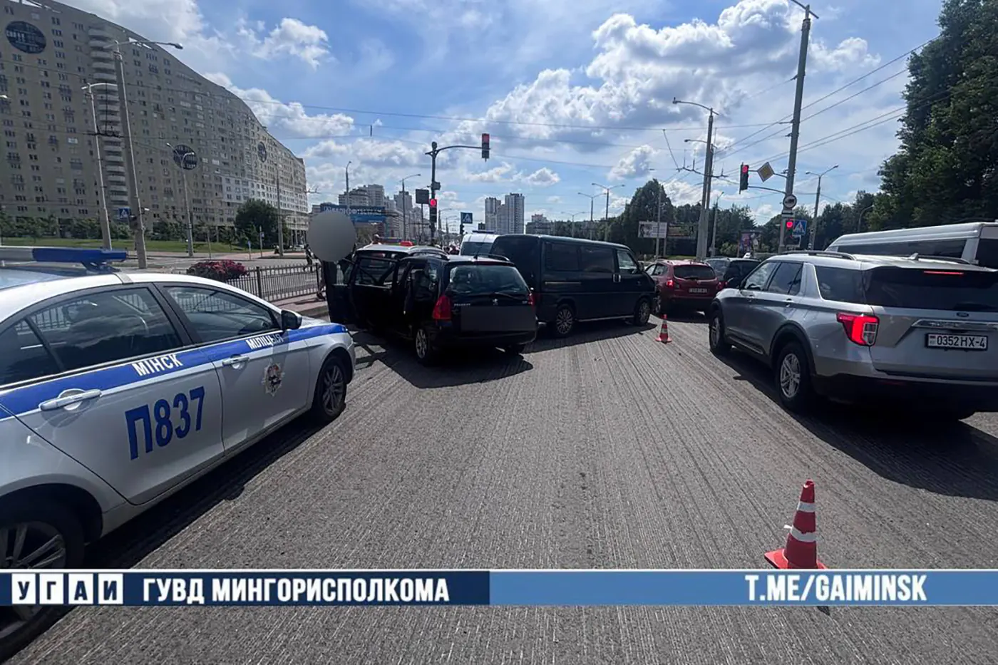 Водитель Peugeot повредил сразу 4 автомобиля